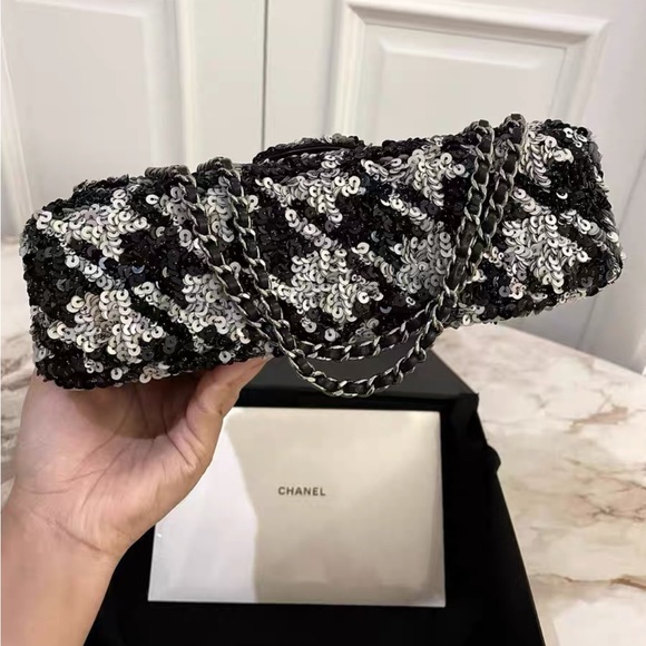 CHANEL BLACK & SILVER SEQUIN HOUNDSTOOTH HALF FLAP MEDIUM - Picture 4 of 10
